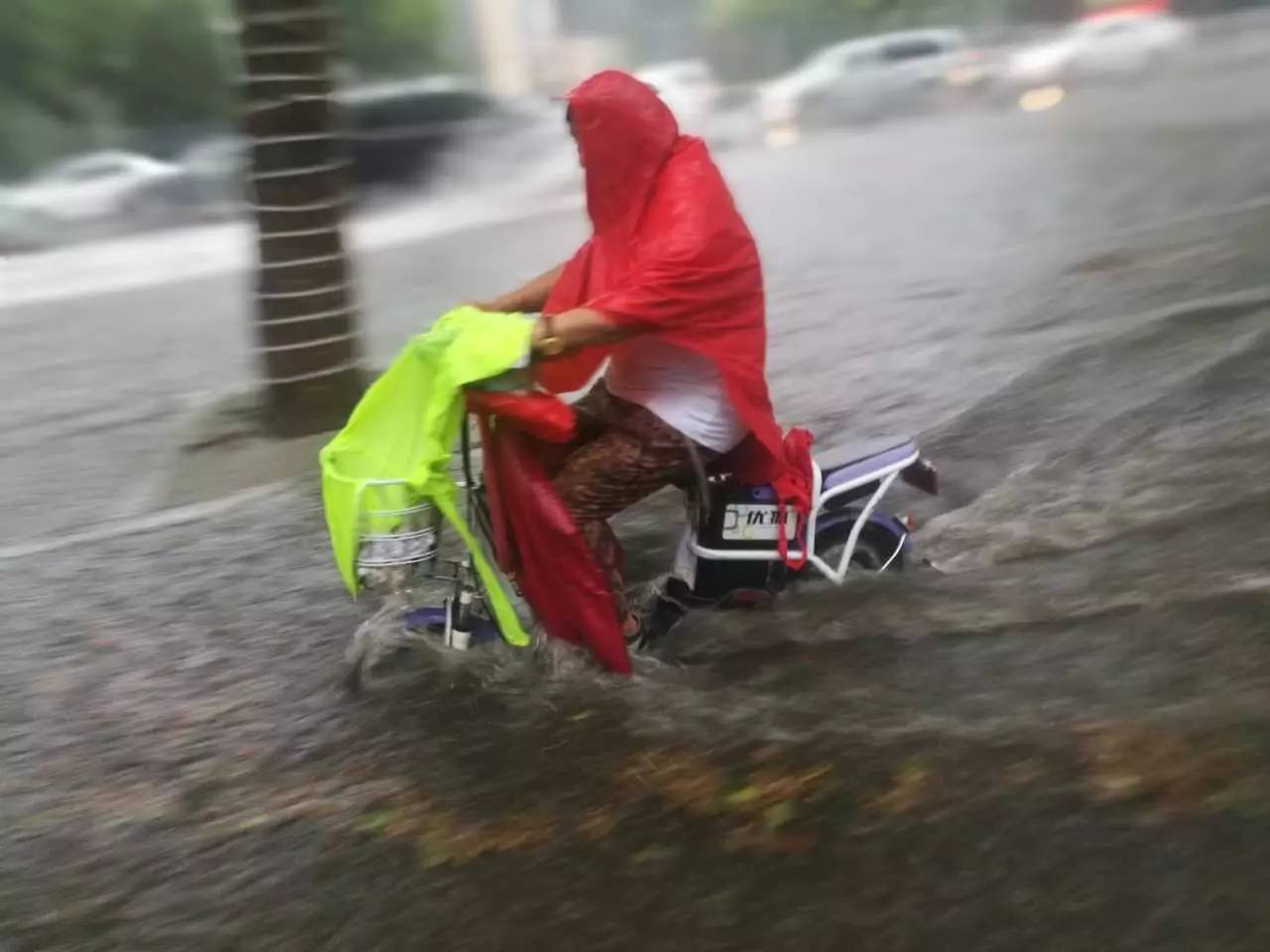 昨天錯過的雷電,大風,冰雹和暴雨,今天全部還給你!下班一起去看海