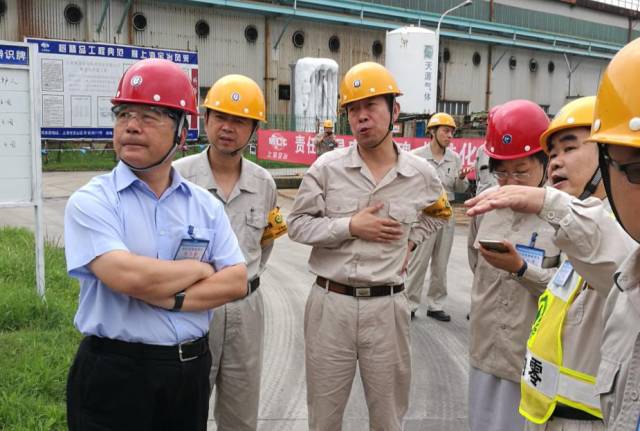 检查团首先来到生产一线,对酸洗施工现场,弹簧钢丝作业区,气门簧作业