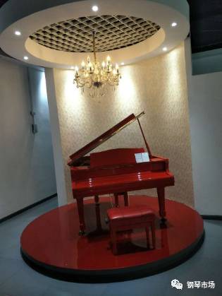 三角钢琴的地台设计连云港一生琴行原创编辑