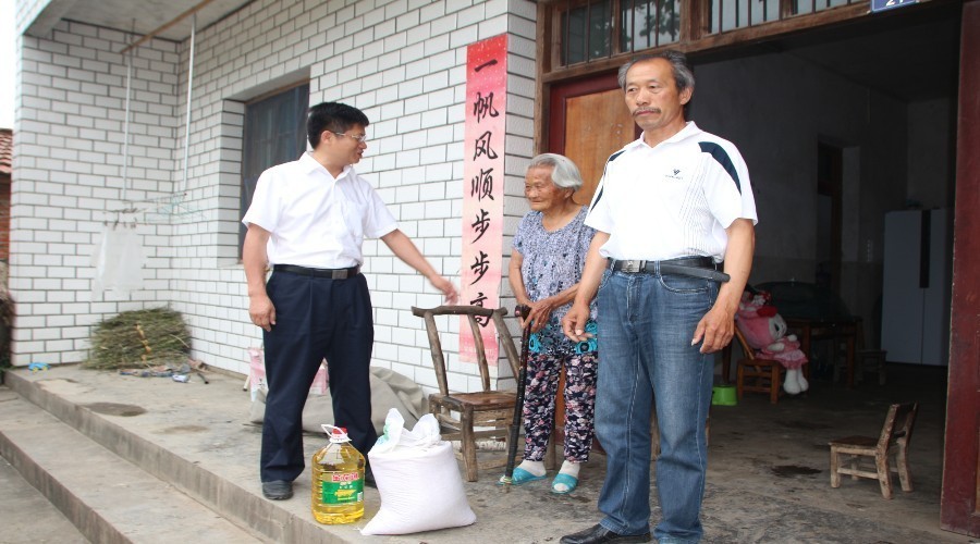 下午3时许,王义斌一行沿着蜿蜒的山路步行至九峰村94岁周少兰老人家中