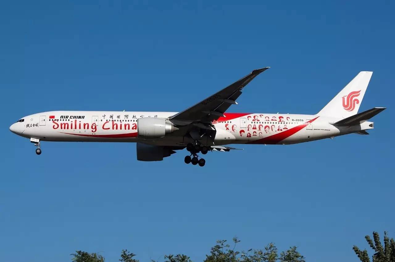 這架飛機是國航引進的第10架波音777-300er飛機,機身上印了40張自信而