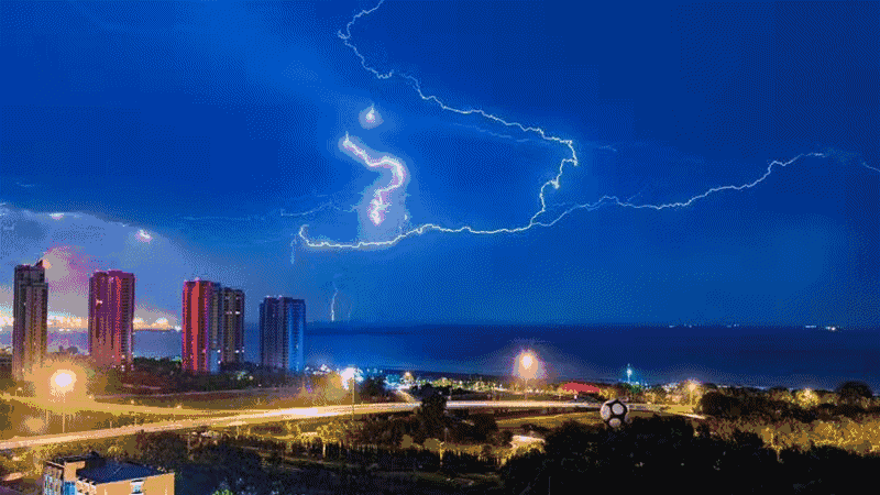 6月19日的夜晚,秦皇岛电闪雷鸣,据说电闪有600多下,摄影师们冒着生命