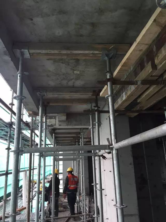 悬挑工字钢埋件布置 阳台下回顶支撑 转自筑龙施工,如有侵权请