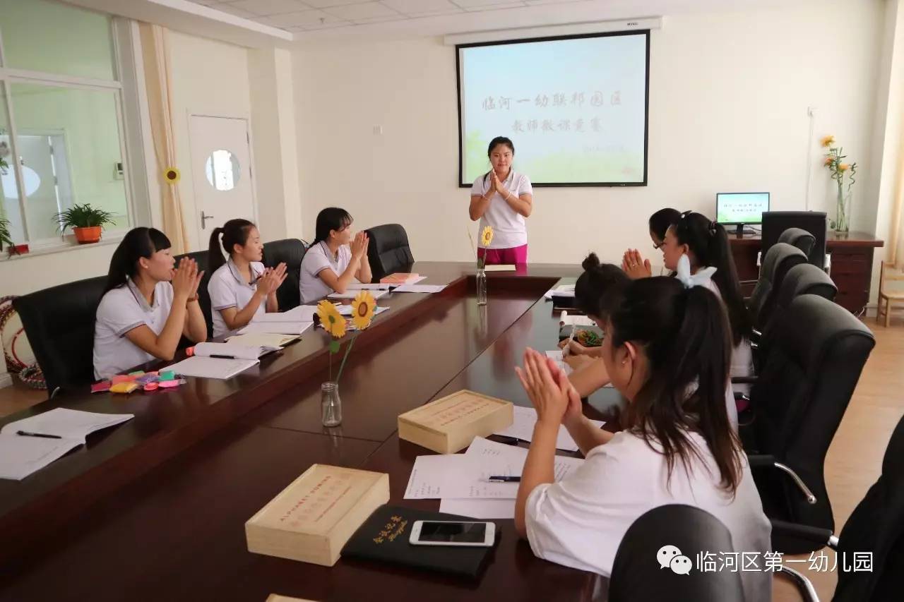 高娃钢琴幼儿园老师图片