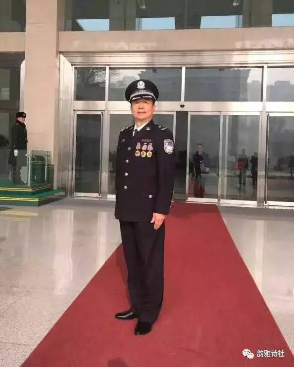 二级警监警服图片