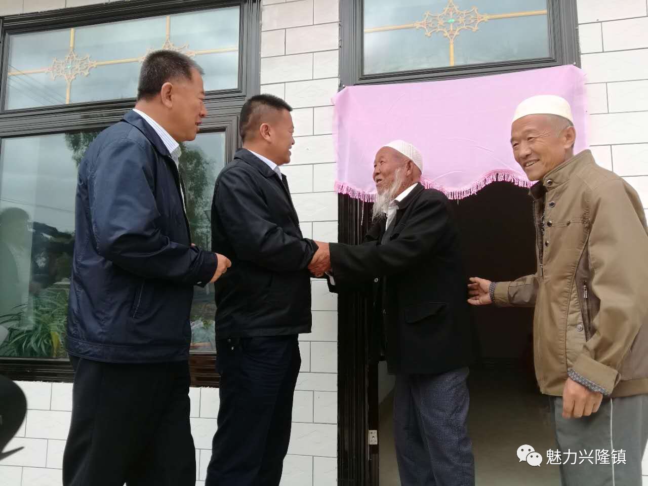 固原市市长马汉成一行在开斋节前夕到兴隆镇开展慰问活动