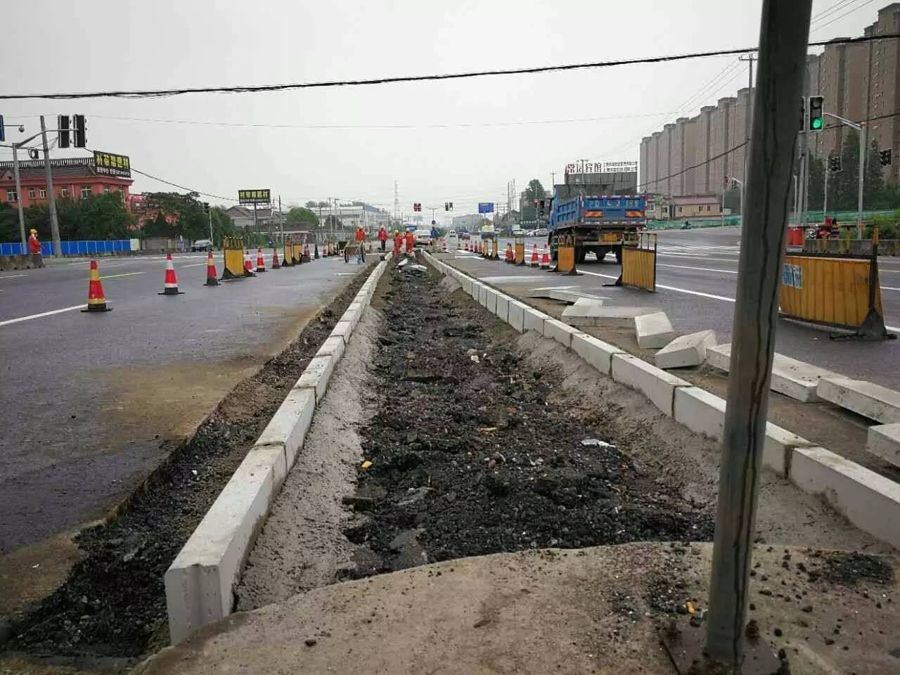 不能通行顧村工業園雨水泵站工程採菊苑東側商鋪門前修路胡莊村碉堡