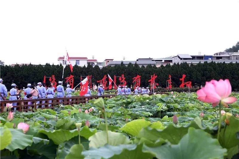 "没有调查没有发言权"九个大字格外醒目光荣亭前合影留念情系长征,不