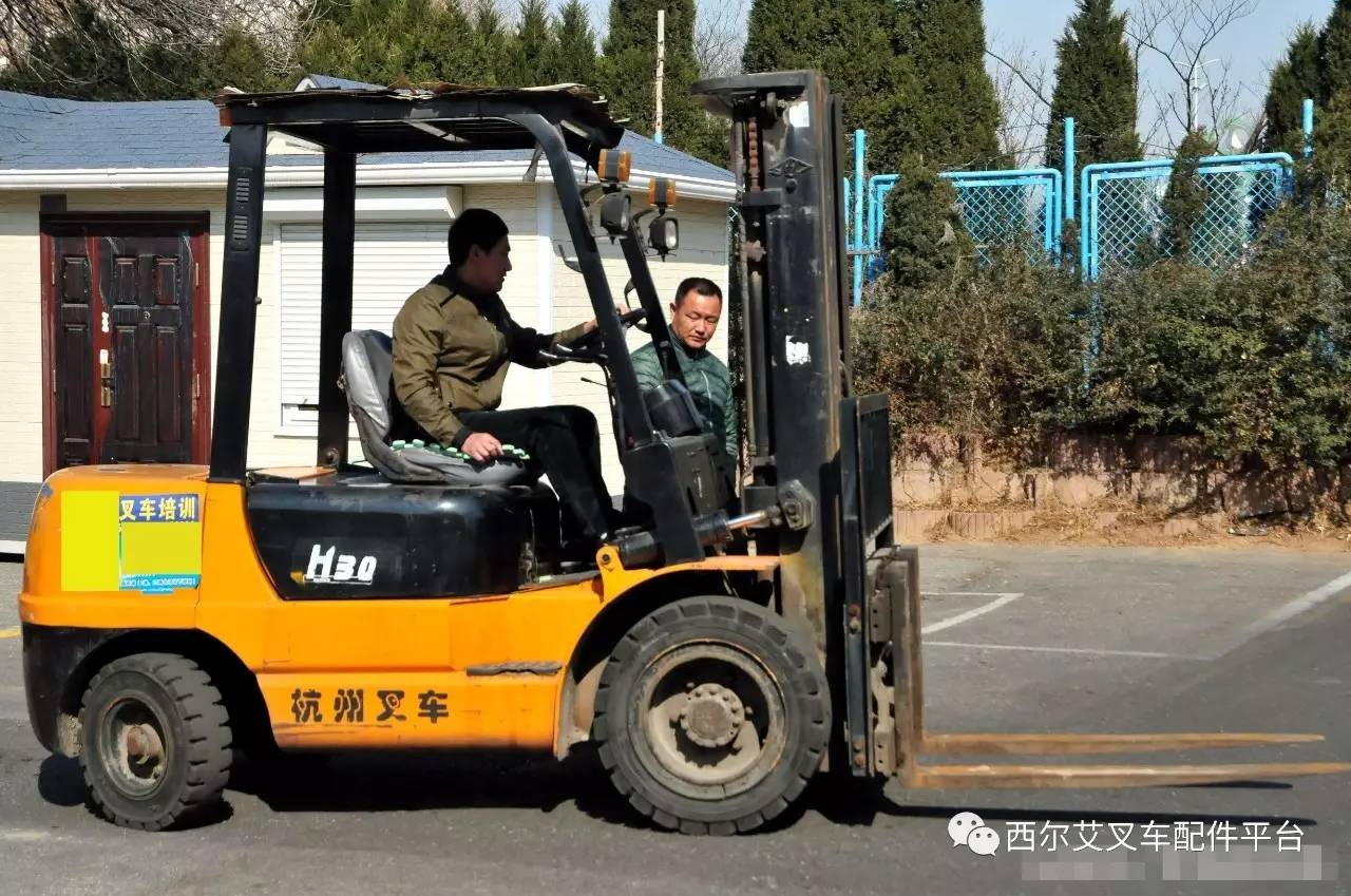 駕駛叉車舒適度遠不及轎車,由於重工企業的廠區普遍都是粗糙的路面