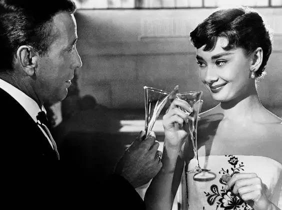 赫本在1954年的电影《龙凤配》中首先使用笛形杯giosincanto系列香槟