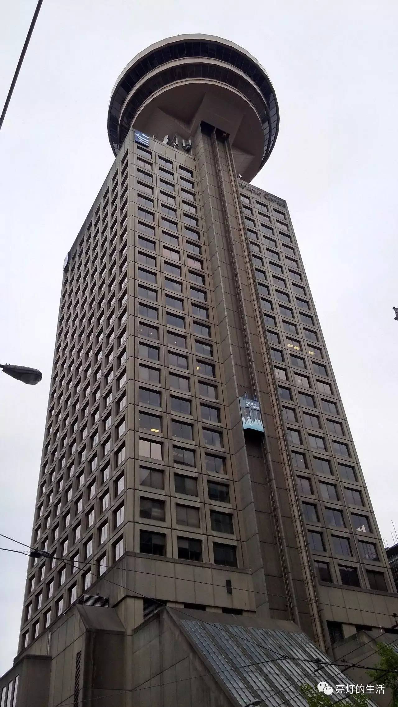 溫哥華市中心著名的海港大廈(harbour centre),幾年前亮女曾在這裡