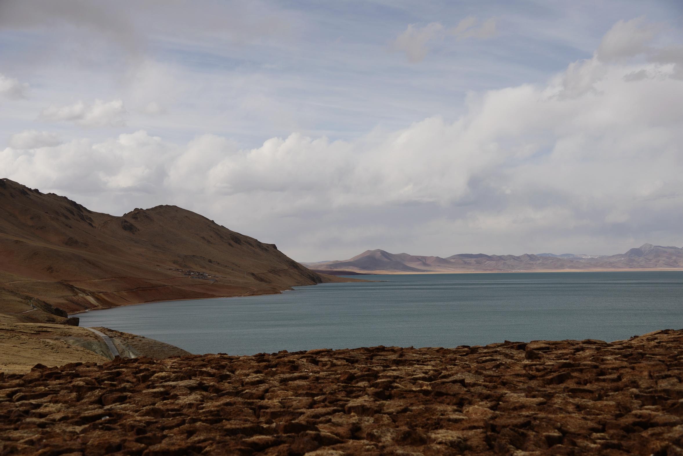 世界海拔最高淡水湖在草原腹地,岸邊古寺滿布灰塵