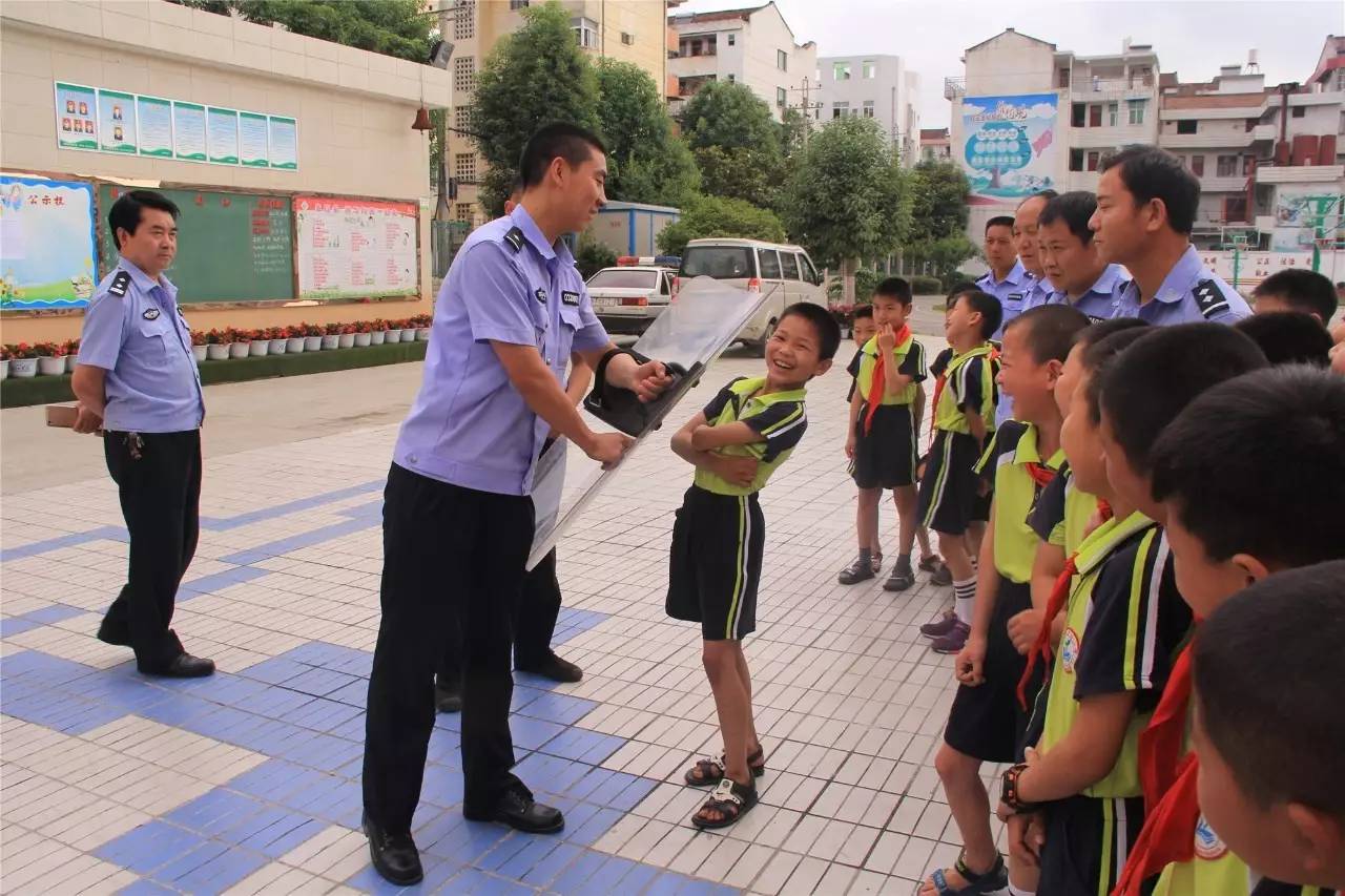 同時,民警還向大家現場講解,演示了伸縮棍,盾牌,防暴頭盔,防暴叉等