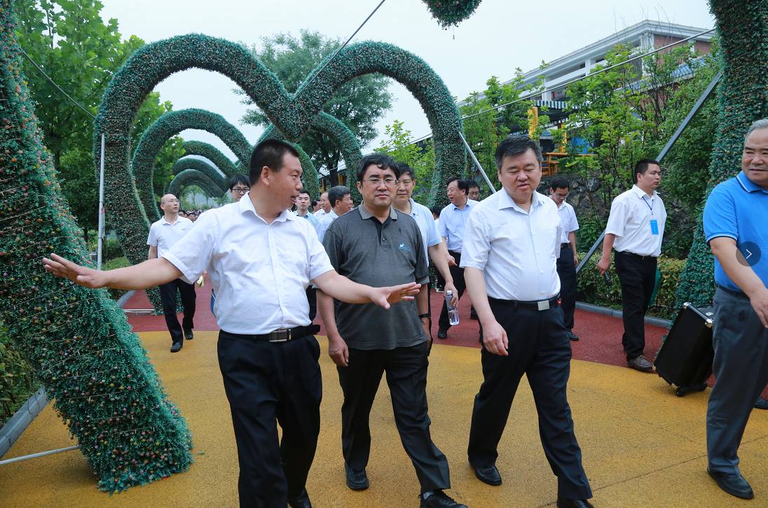 景区总经理何新建,常务总经理张天涛对五龙山近年来改造荒山荒沟,治理