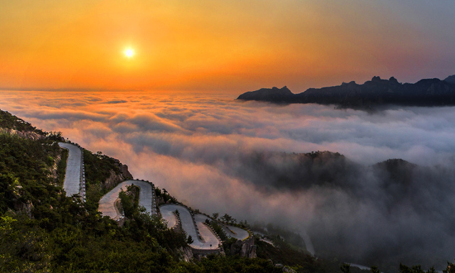 蓮山雲海似千里歸傍九仙情侶峰