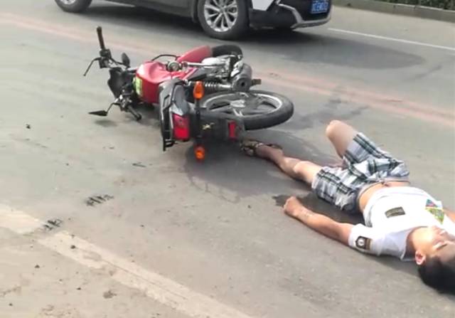 梨樹一摩托車撞上大翻斗車!一死一傷!