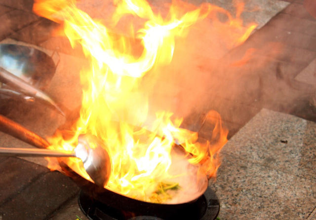 家里的油锅一旦着火不要惊慌,一般只要关闭燃气,盖上锅盖就行