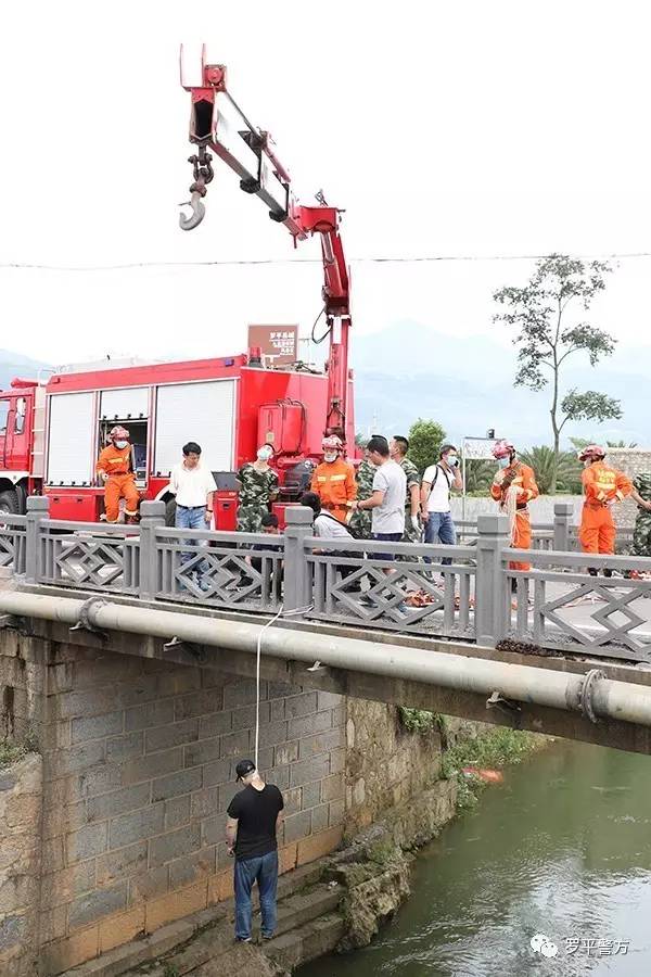 6月24日上午,有群众报警称:在罗平航空露营地路口,有人吊死在桥下面