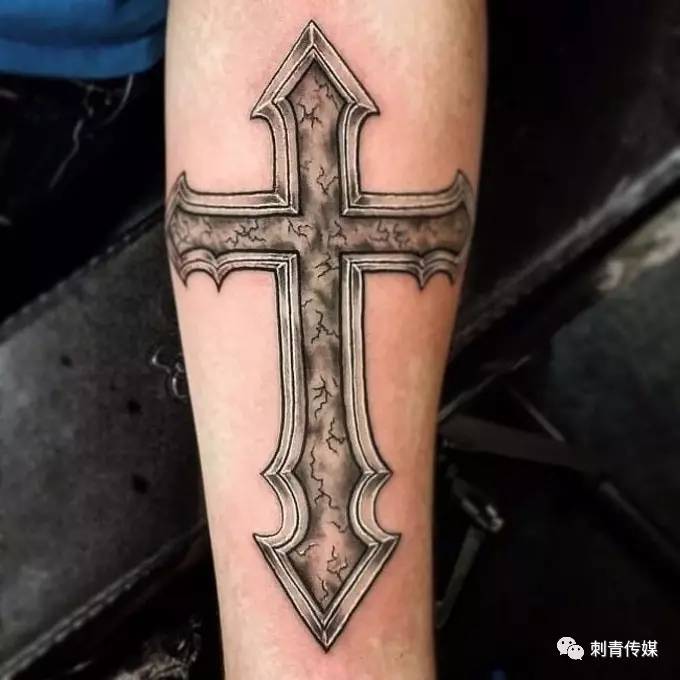 寓意着生命永存十字架纹身