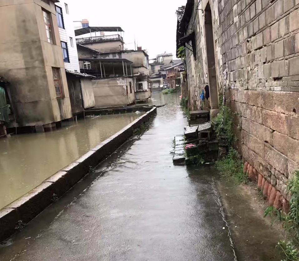 鉛山暴雨這一刻你們在洪水中撒下的溫情就讓我們來記錄吧