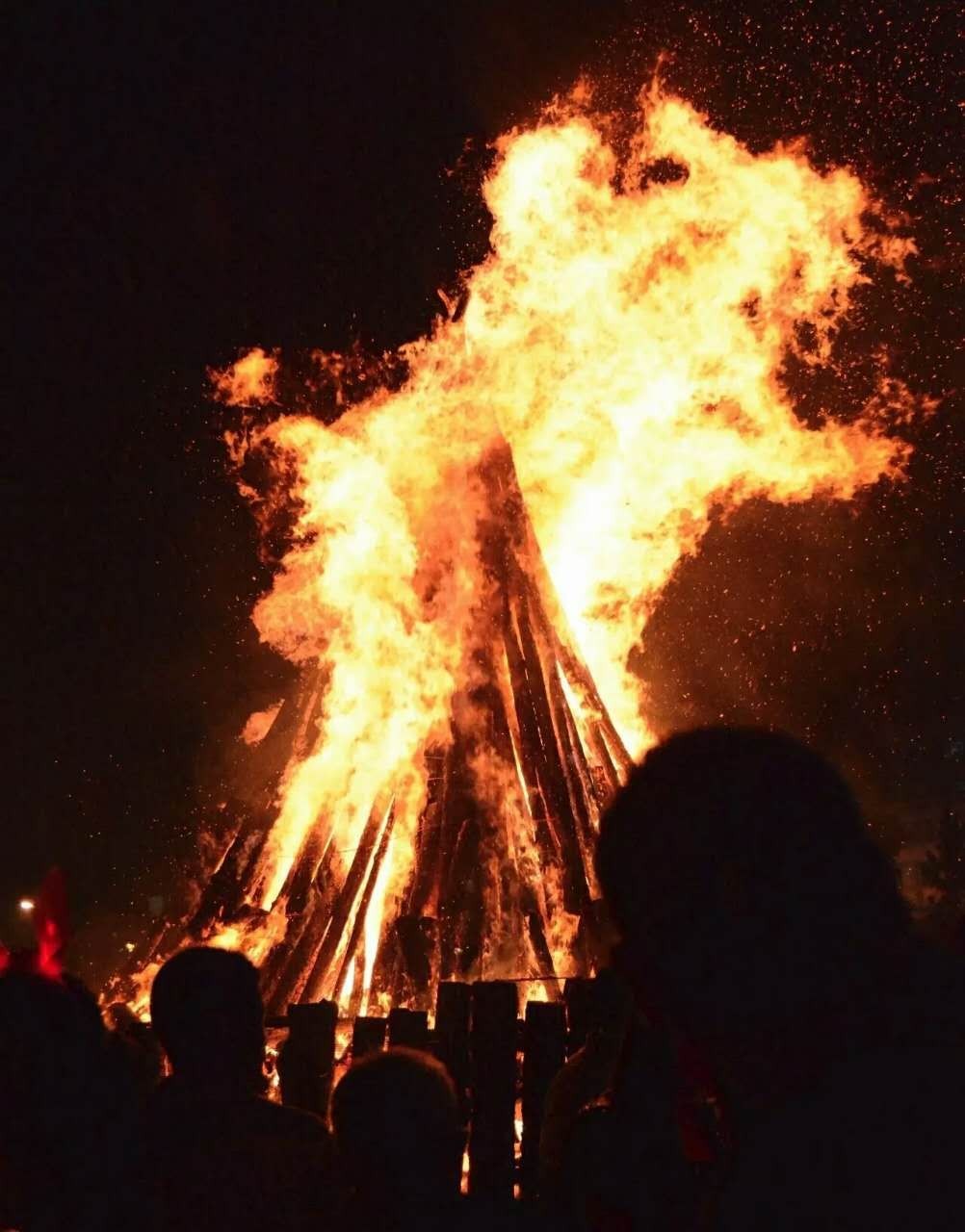 今年火把节城里不打火把我们一起到山顶过一次原生态的火把节