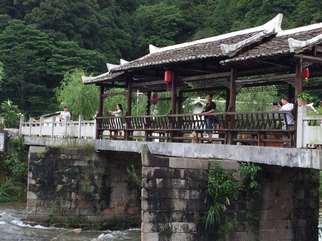 铅山县湖坊镇千年古桥古寺,千亩葵花基地;还有太源畲乡村寨,醉美!