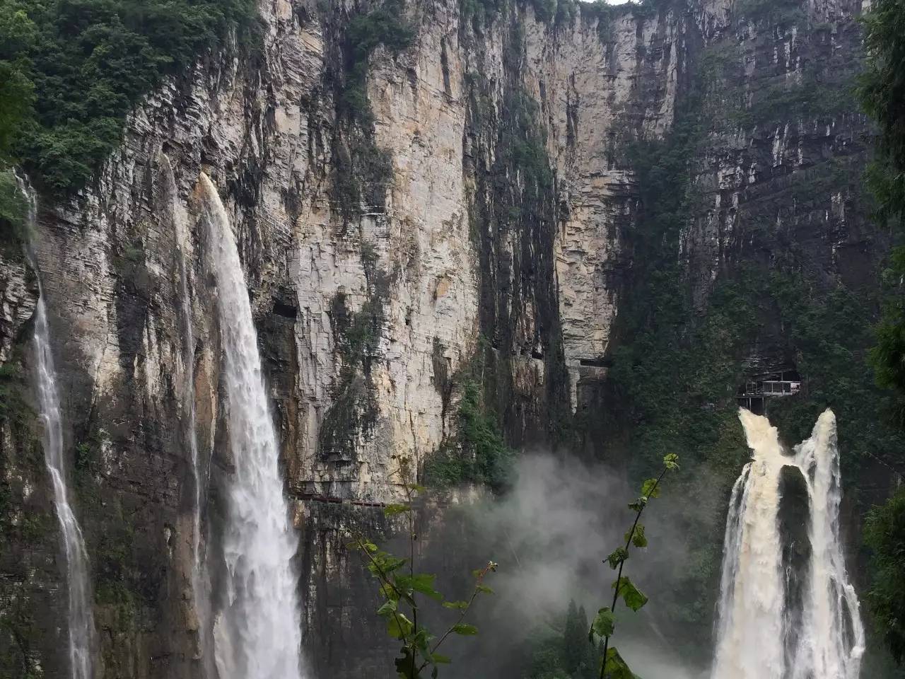 视频百年难遇的小龙洞瀑布