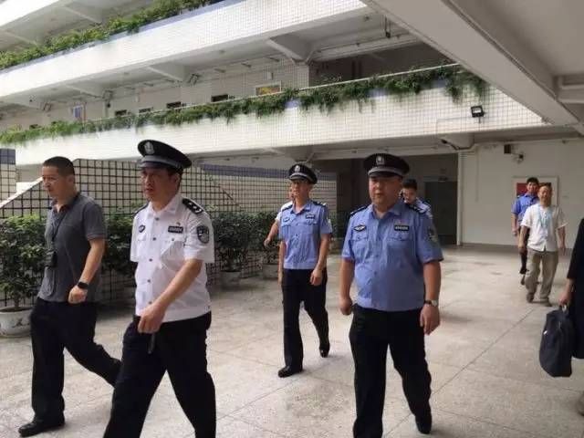 深圳市公安局治安巡警支队副支队长周立群检查桂园中学考点中考安保