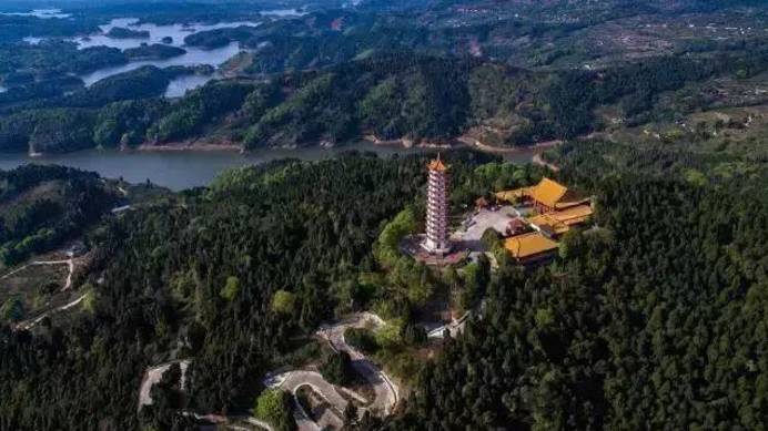 报恩寺位于仁寿县黑龙滩景区第一峰陈大山,三面环水,建于1989年,由