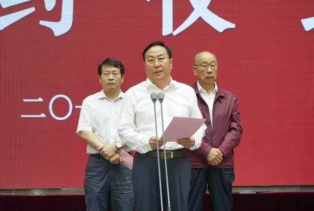 昌建集团董事长赵建生上台致辞市委副书记,市长蒿慧杰作重要讲话.