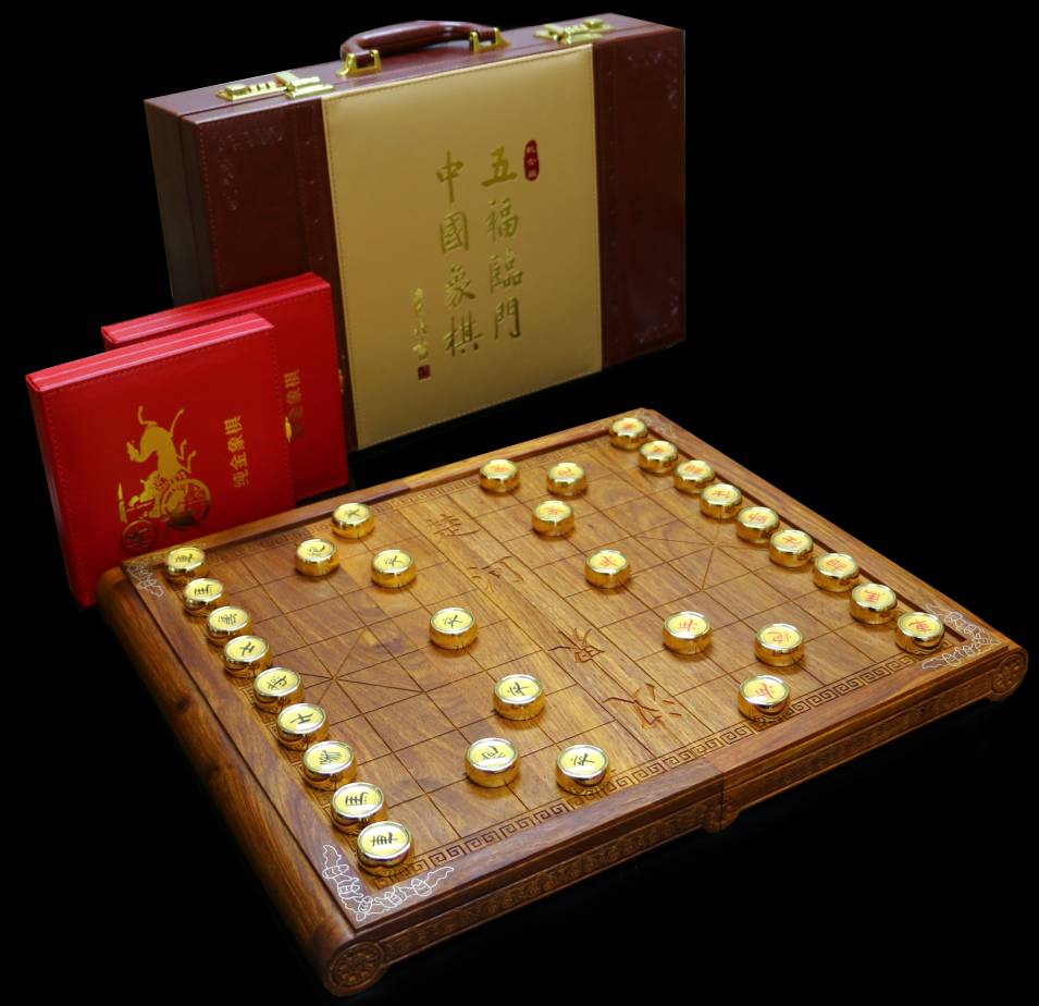 纯金象棋棋子32枚,黄花梨木手雕棋盘,红色皮盒2副和密码箱组成,共含au