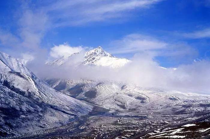 果洛草原的一座神山 位于青海和四川阿坝交界处,地理位置较为偏僻,年