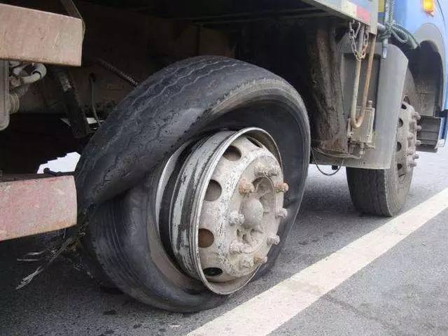 货车轮胎爆胎照片图片