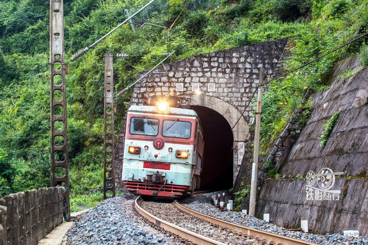 铁影蜿蜒在大山深处川黔铁路运转记其二