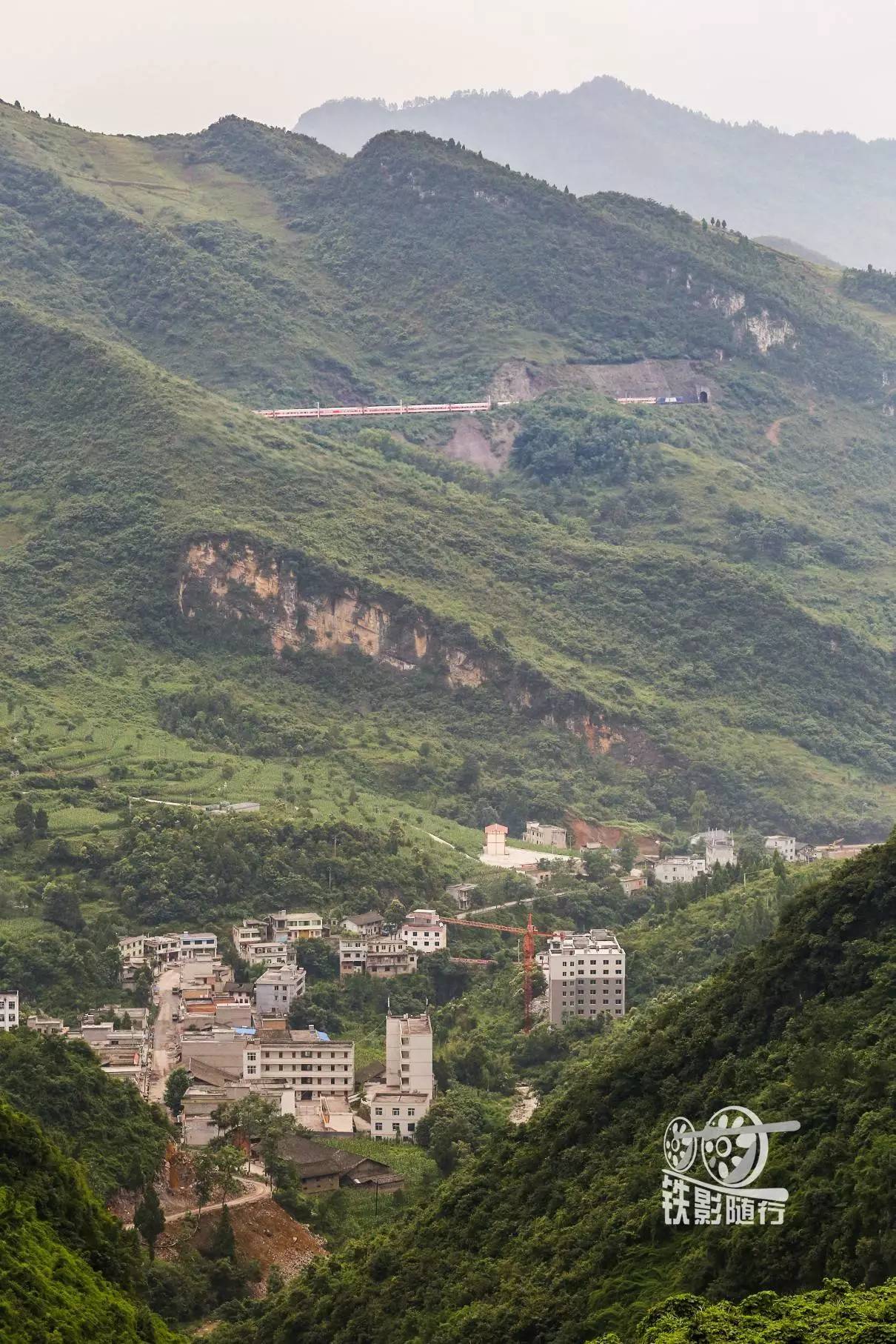 鐵影蜿蜒在大山深處川黔鐵路運轉記其二