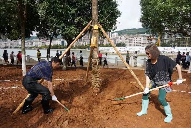 【城事】中国著名作家,艺术家,诗人世界锡都个旧行第三天,感悟不一