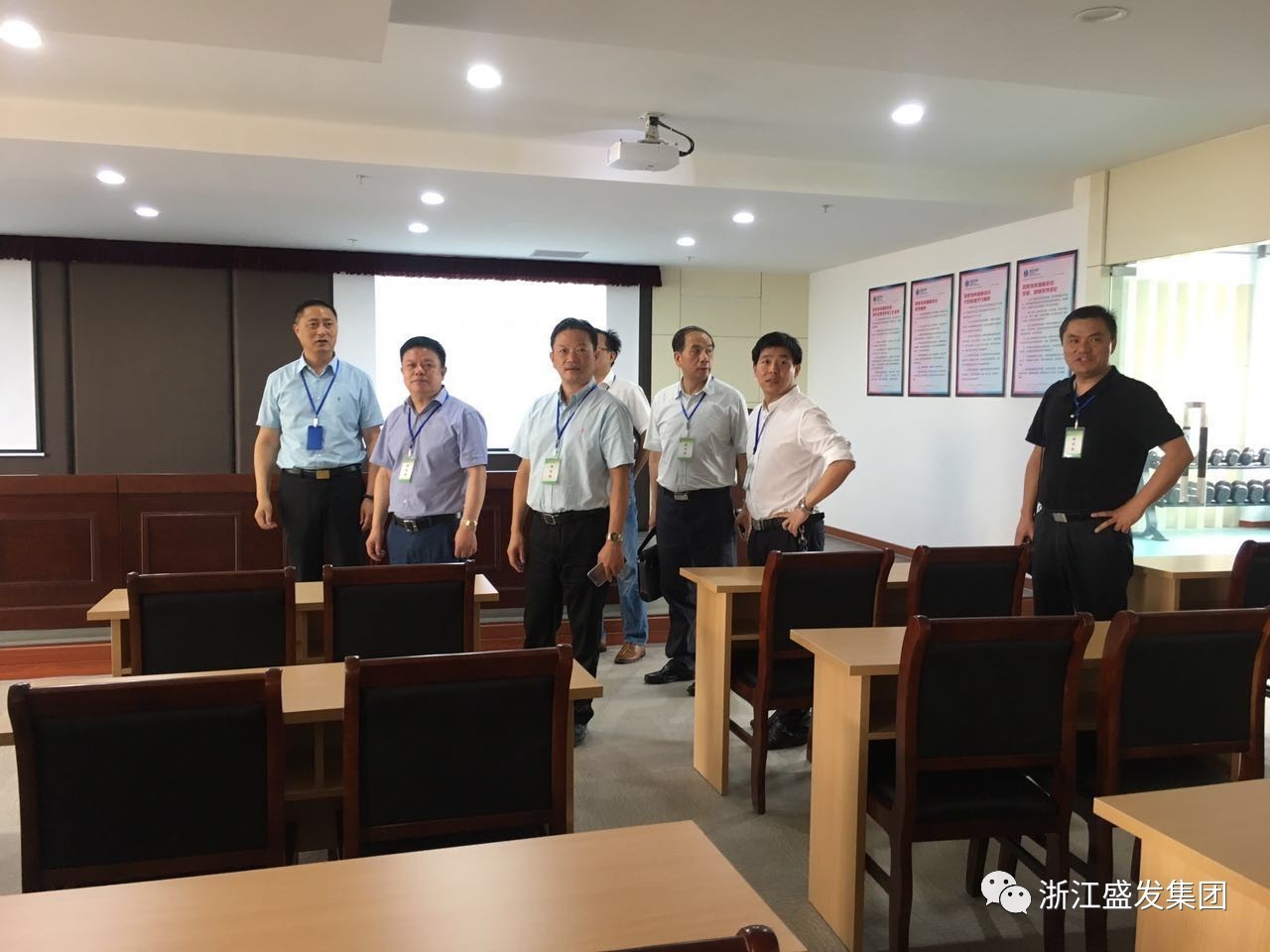 浙江盛发纺织印染有限公司董事长,长兴县盛发技能培训学校名誉校长