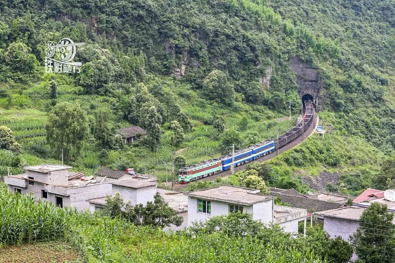 铁影蜿蜒在大山深处川黔铁路运转记其二