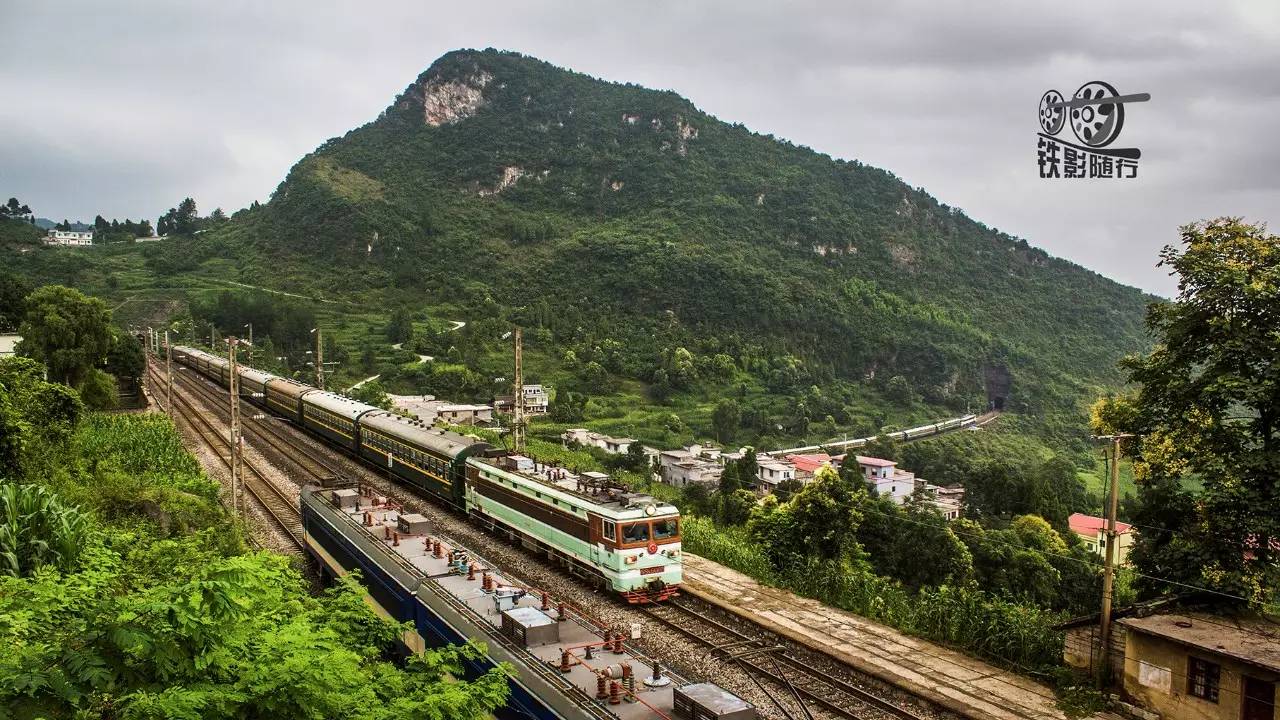 铁影蜿蜒在大山深处川黔铁路运转记其二