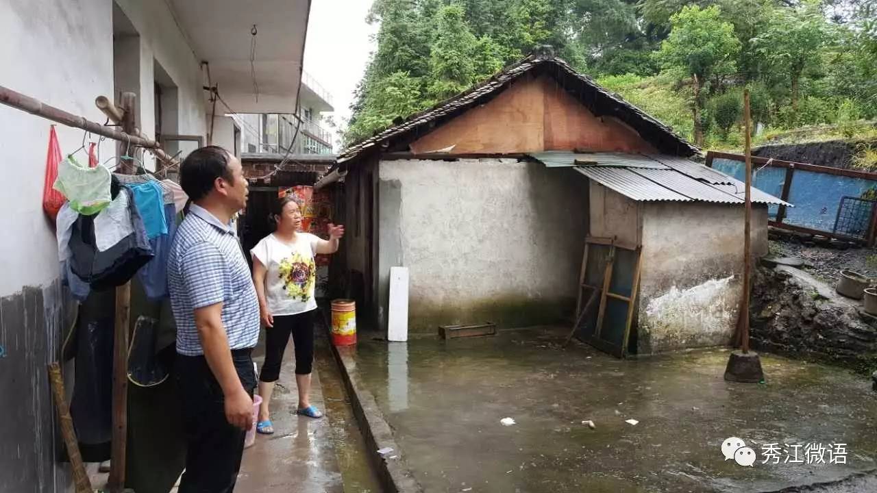 下浦街道街居干部上门上户问灾情秀江街道潭前社区干部冒雨清理排污口