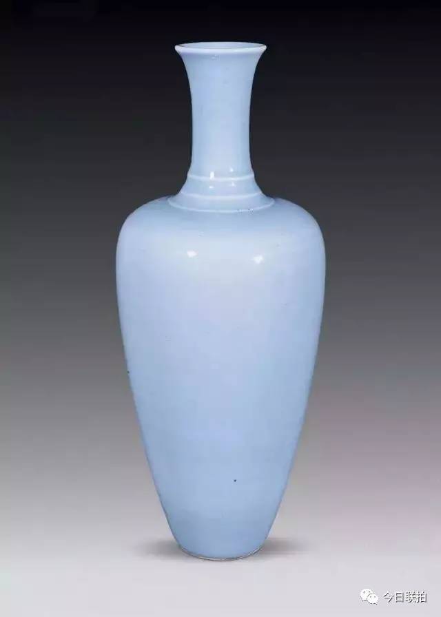 康熙时期的天蓝釉瓷器釉色有深浅之分,深者呈淡雅的天蓝色,浅者釉色更