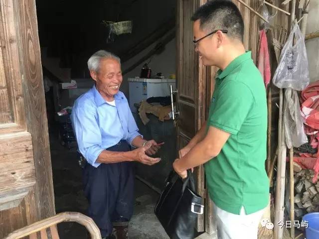 瑞安市委常委,组织部部长邵德鹏慰问马屿老党员,村干部代表