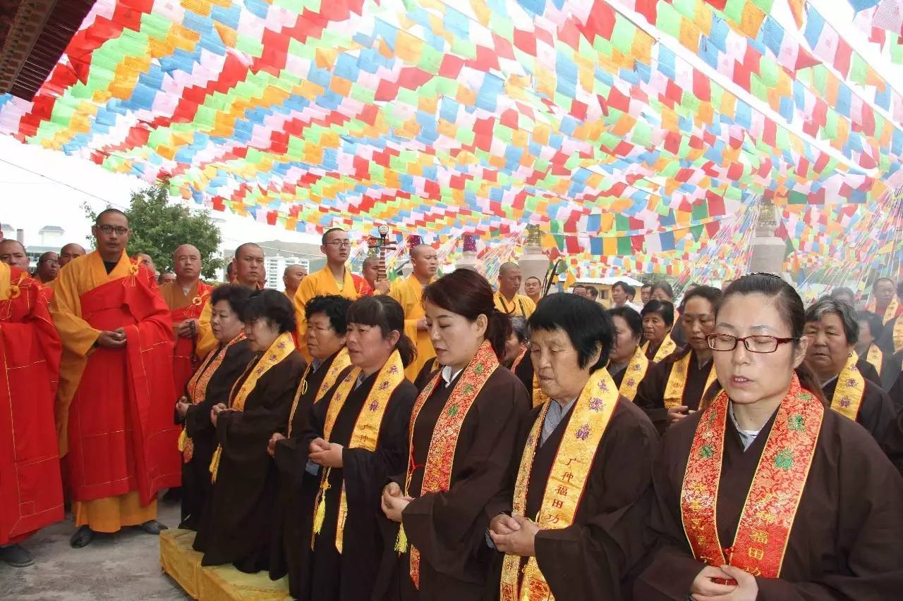 宽祥法师和众居士随仪仗队恭请金昌市法云寺住持道吉法师上堂说法