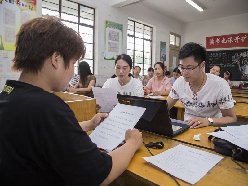 居民調查驗收工作組一行分別對阜寧中專,東溝中學,益林初中,吳灘小學