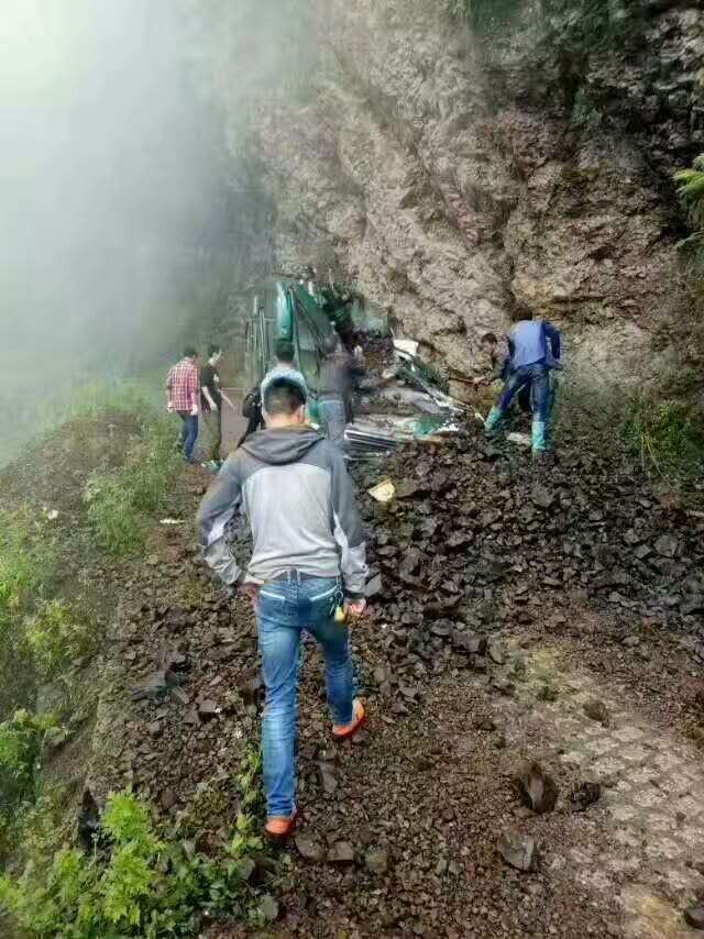 彝良到官房的班车遭遇山体滑坡