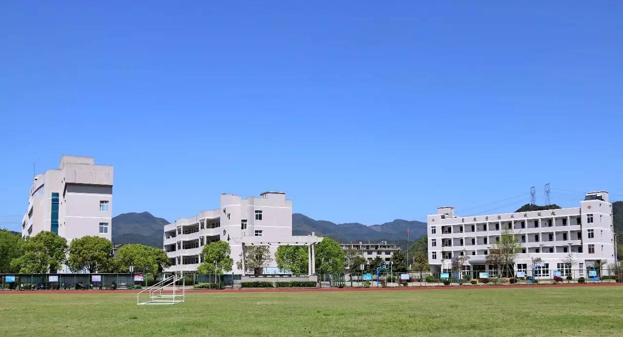 中学宁海县跃龙教育集团黄坛中学向努力拼搏的同学们表示热烈的祝贺!