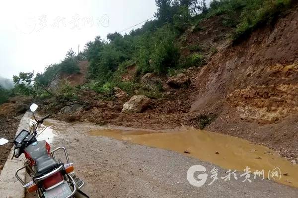 威寧縣金鐘鎮遭遇暴雨襲擊,道路被沖毀(貴州省氣象局供圖 古云/攝)