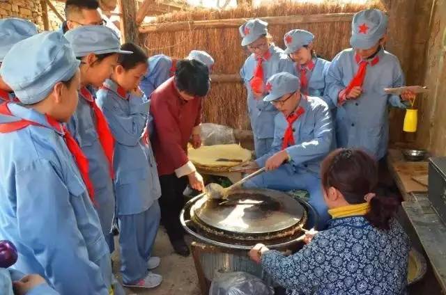 體驗三軍民大生產,和老區人民學習攤煎餅,磨豆腐,做粉皮體驗四遊古城