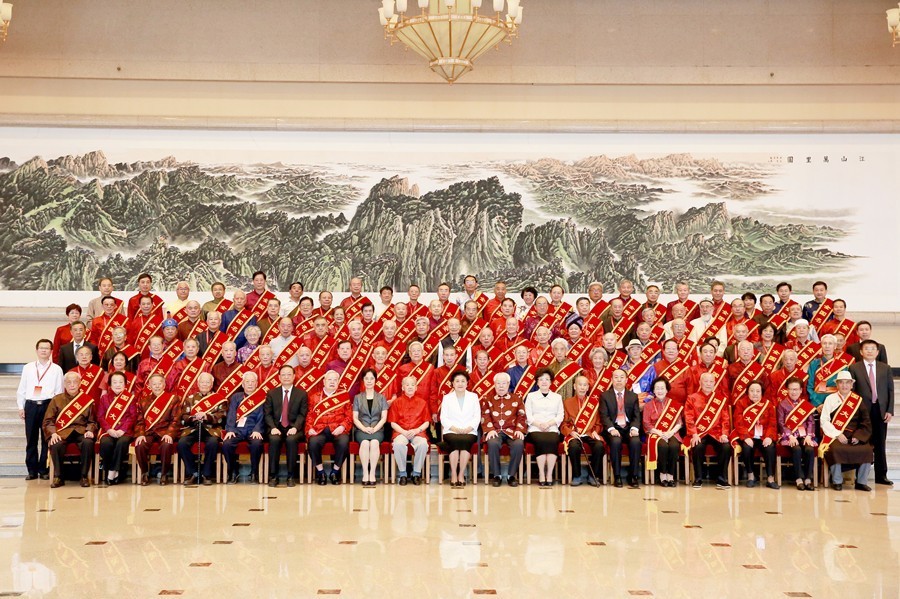 热烈祝贺大连市中医医院白长川主任参加国医大师,全国名中医表彰大会