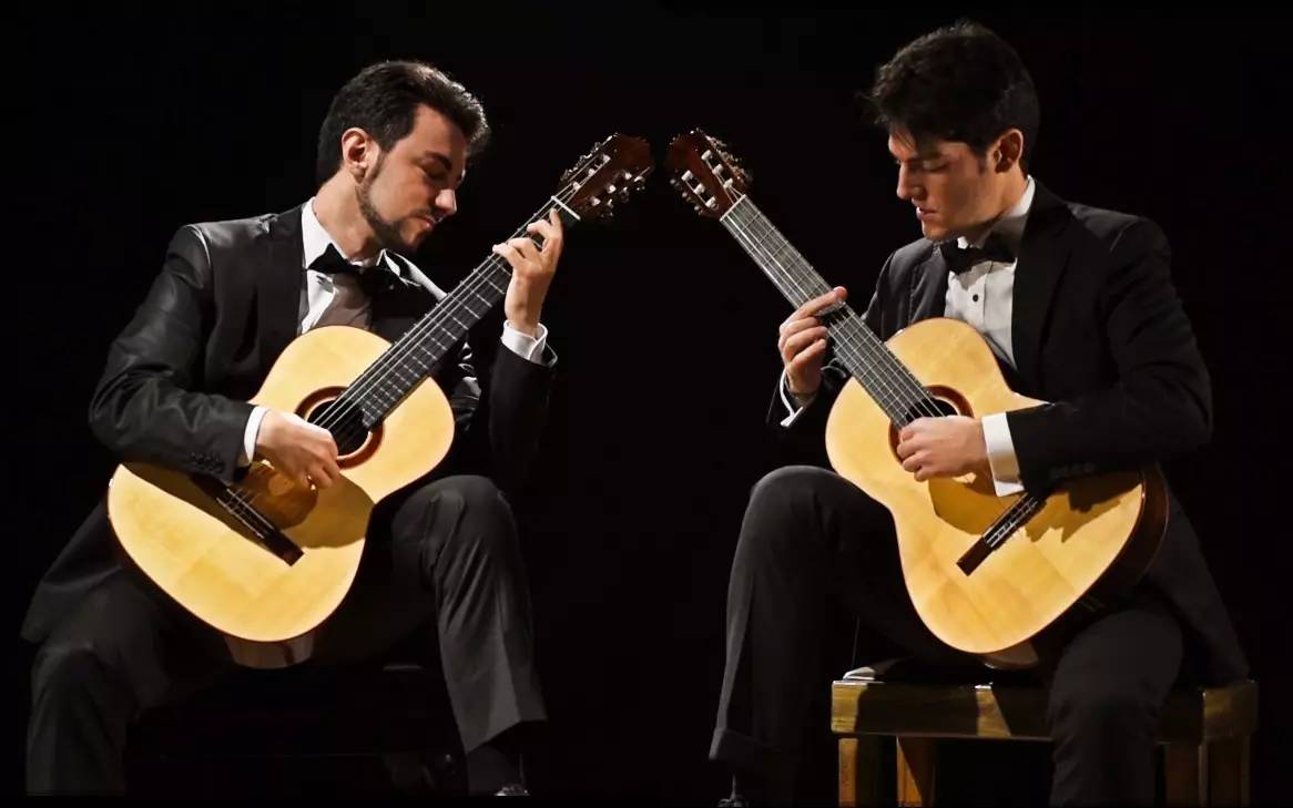 布兰科和辛纳科瑞吉他二重奏感受那一抹帅气的意大利纯音